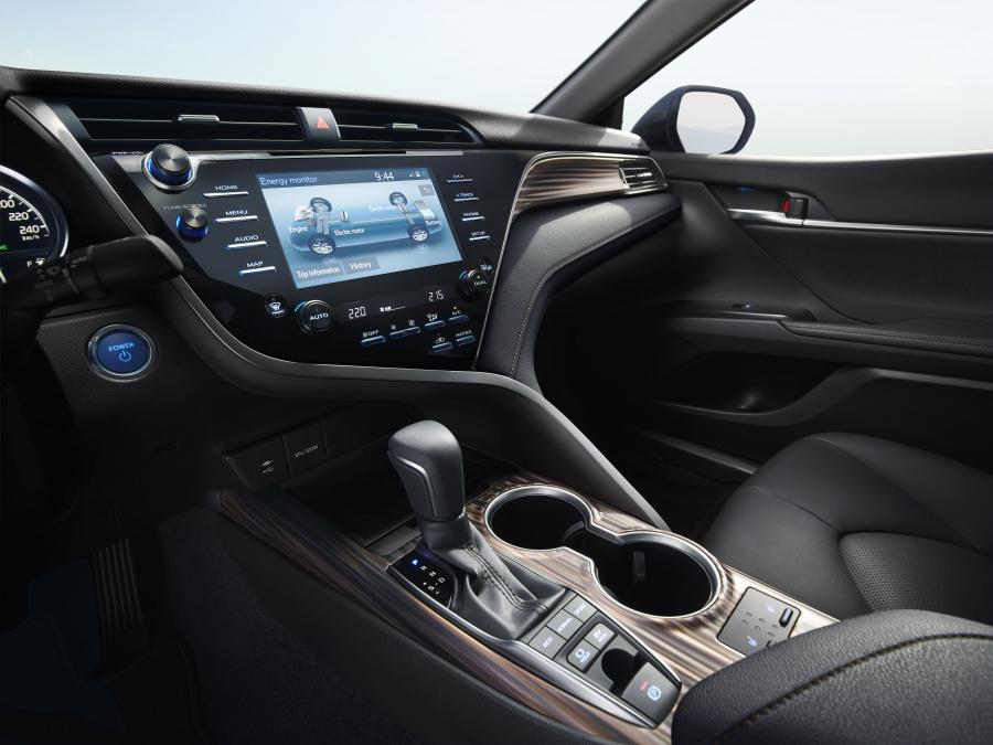 Детали интерьера Toyota Camry Hybrid 2019 года  (EU) (фото 7 из 45)